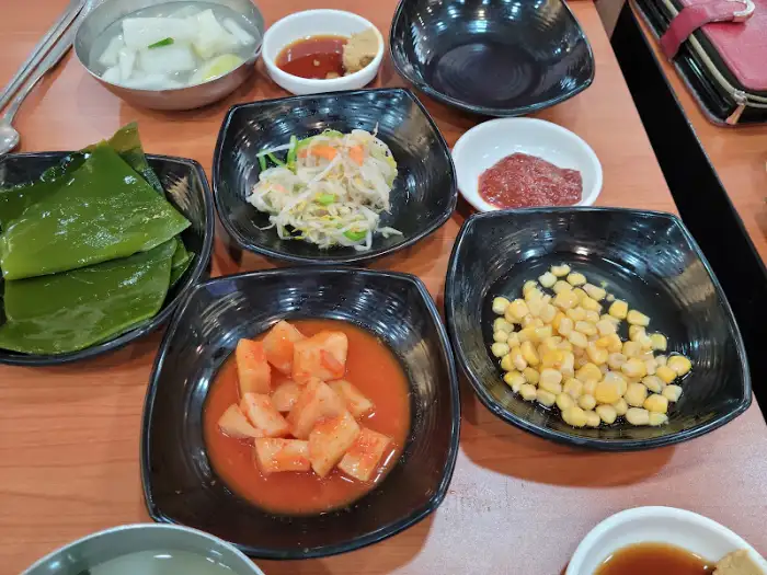 마산 아구찜거리 식당의 다양한 밑반찬