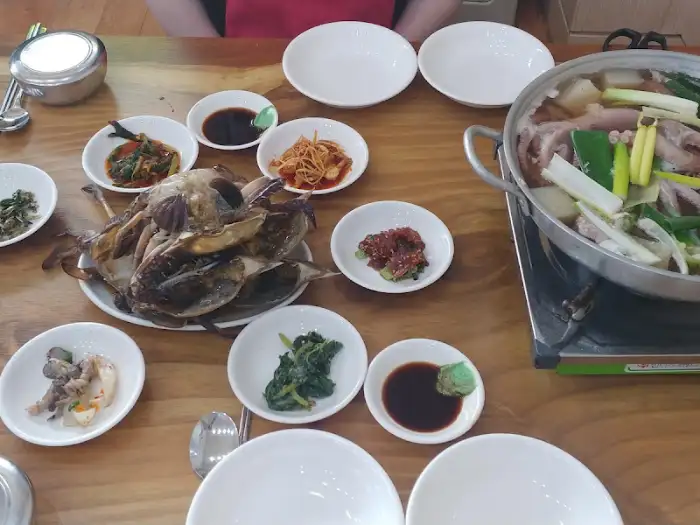 푸짐하게 차려진 마산식당 한상차림