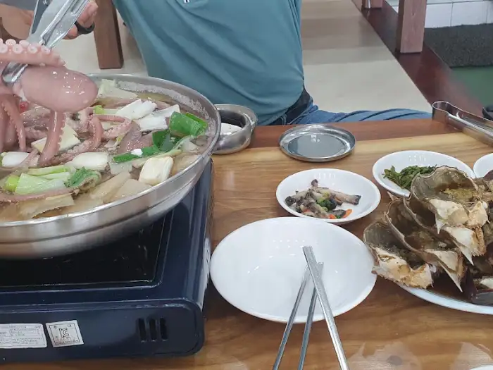 연포탕에 들어갈 낙지를 집는 모습