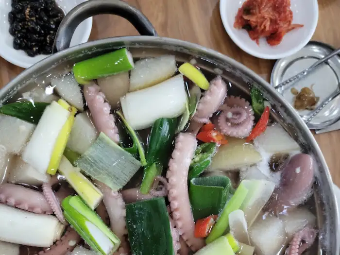 큼직한 낙지가 들어있는 연포탕 냄비