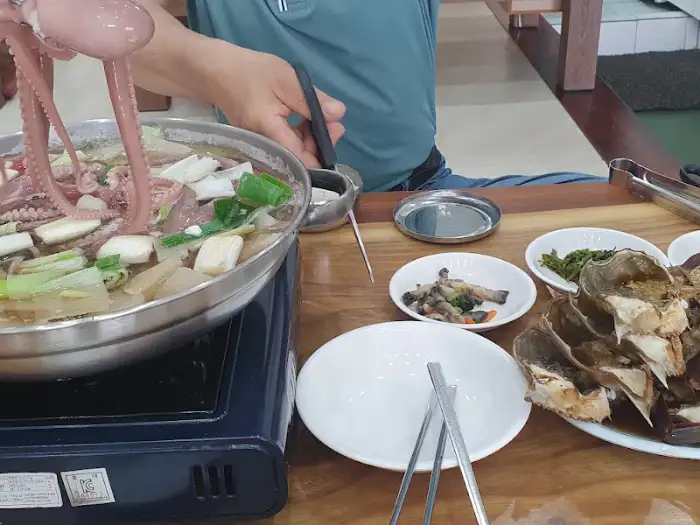 연포탕 건져 올린 낙지와 곁들임 반찬