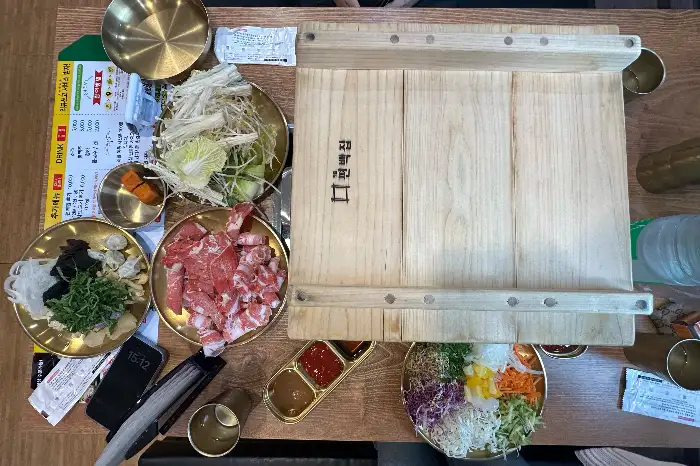 맛춤편백집 편백찜 재료 구성과 나무 찜기 모습
