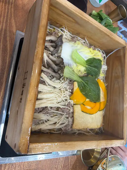 맛춤편백집 편백찜 속 야채와 고기 단면