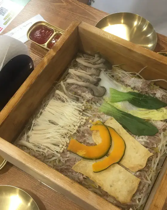 맛춤편백집 편백찜을 덮고 있는 나무 뚜껑과 내용물 일부