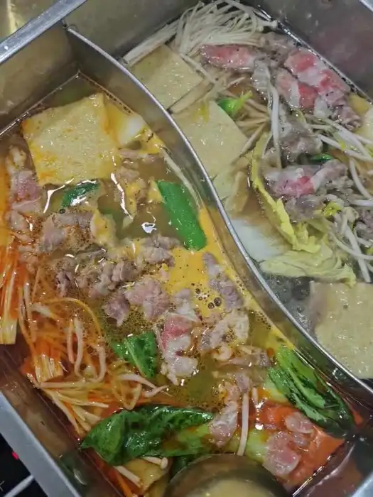 맛춤편백집 샤브샤브 육수와 건더기 모습
