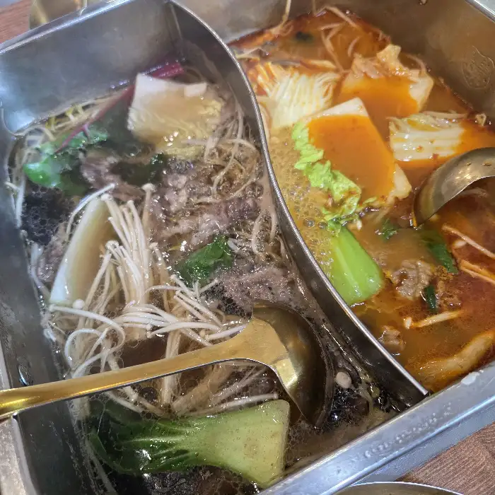 맛춤편백집 샤브샤브 육수와 채소, 고기 모습