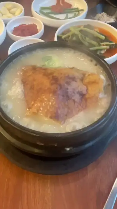 로로삼계탕 평택점의 누룽지가 덮인 삼계탕