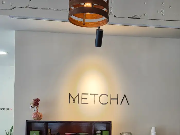 맷차 명동본점 카운터와 로고