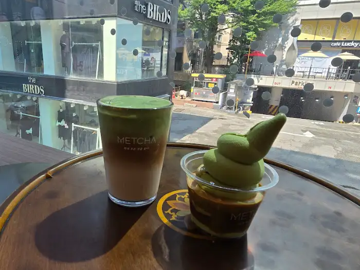 맷차 아이스크림과 말차 음료
