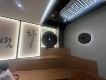 맷차 명동본점 내부의 말차 맷돌 장식과 조명