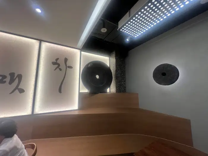 맷차 명동본점 내부의 말차 맷돌 장식과 조명