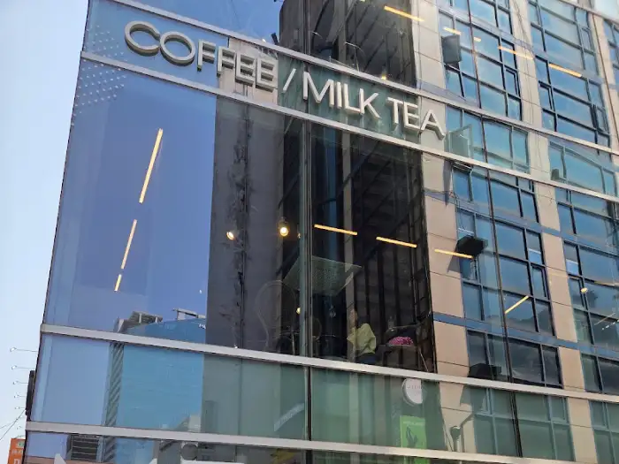 맷차 명동본점 건물 측면 간판 'COFFEE / MILK TEA'