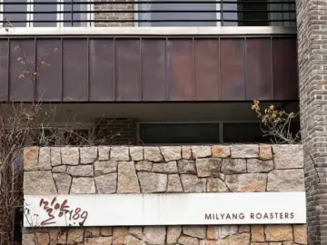 밀양189카페: 엔틱 감성과 풍성한 디저트가 있는 밀양의 매력적인 맛집 밀양189카페 외관 및 입구 간판