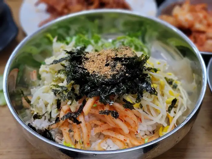 다양한 채소와 김가루, 양념이 올려진 비빔밥