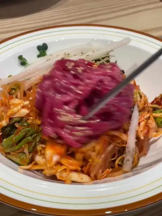 육회비빔밥 비비는 모습