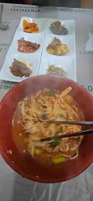 모리국수와 정갈한 밑반찬이 함께 나온 모습