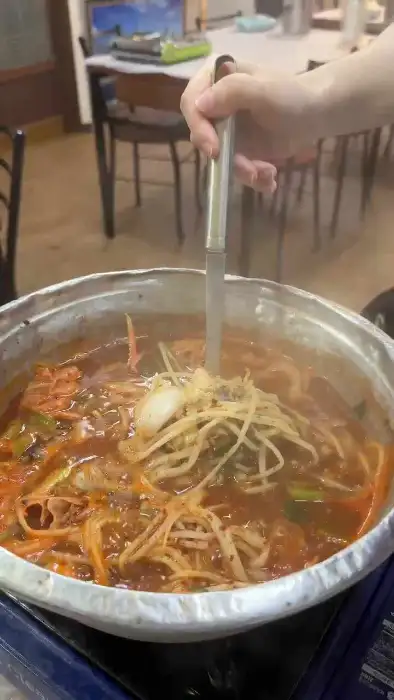 넓적한 면발이 돋보이는 모리국수