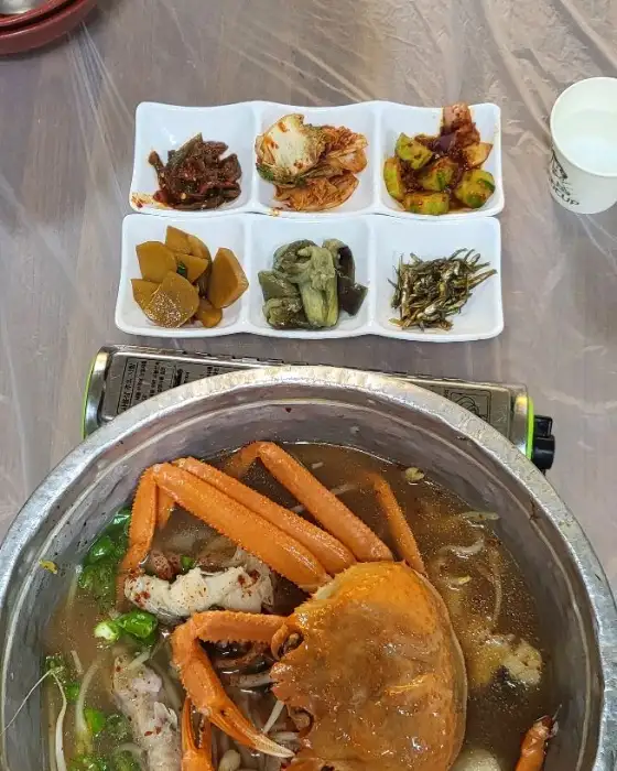 한 마리 통째로 들어간 홍게가 인상적인 모리국수