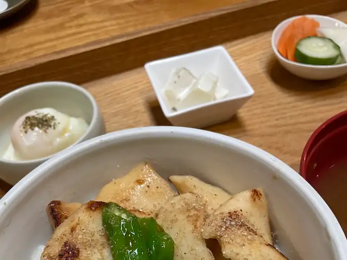 모리노 아루요의 정갈한 한상차림, 덮밥과 곁들임 메뉴