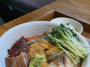 신선한 회와 채소가 어우러진 모리노 아루요의 카이센동