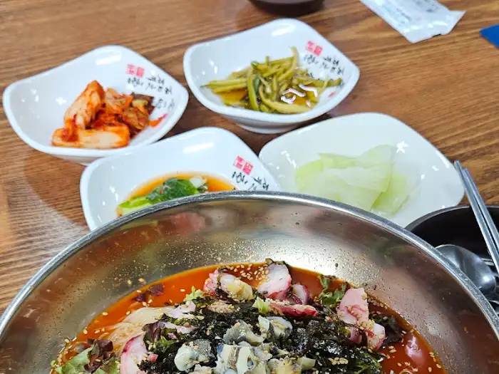 대왕암 돌미역 닭국수집의 새콤달콤한 문어국수