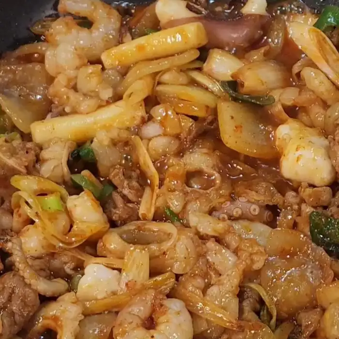 낙곱새에 소곱창이 추가되어 더욱 풍성한 재료 구성과 윤기 있는 양념이 돋보입니다.