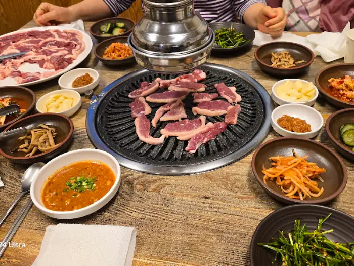 낙동생오리 불판에 올려진 생오리 고기들