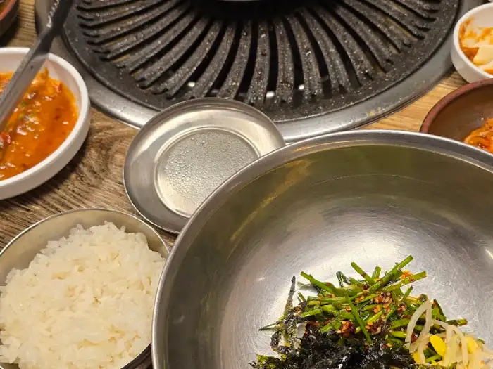 낙동생오리 테이블 세팅 중 밥과 곁들임 반찬