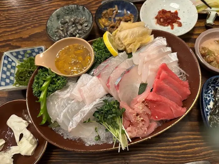 나마사케 다채로운 해산물과 사시미 구성
