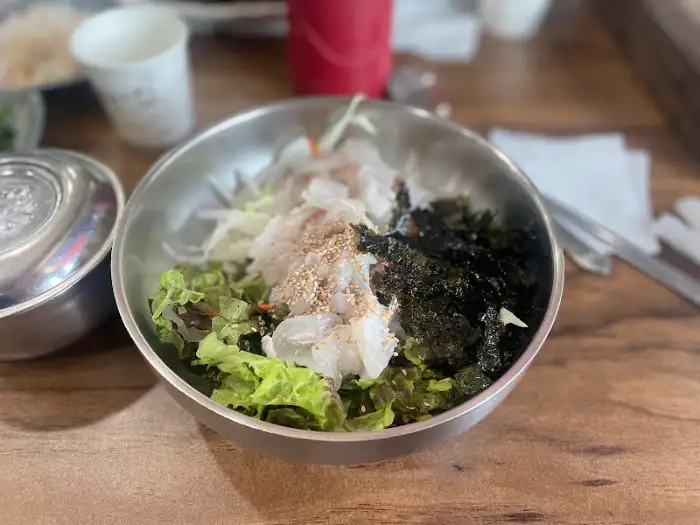 남해전복물회 회덮밥 구성