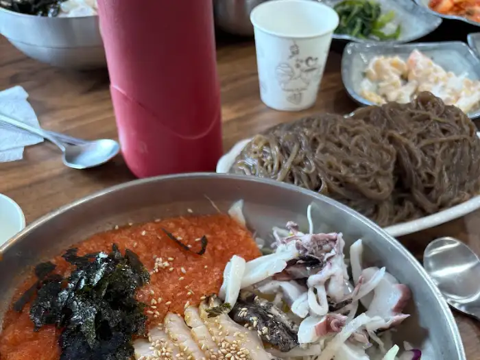 남해전복물회 전복물회에 냉면사리를 넣어 비빈 모습