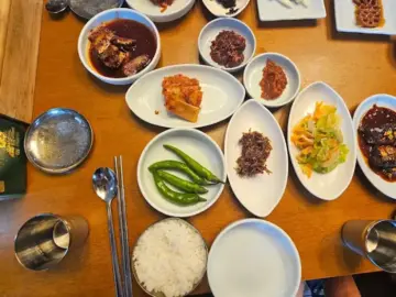 낭주식당: 부안에서 만나는 정겨운 한상차림의 품격 낭주식당 테이블 가득 차려진 다양한 반찬과 밥, 국 모습