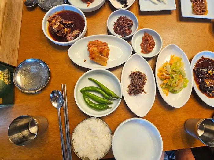 낭주식당 테이블 가득 차려진 다양한 반찬과 밥, 국 모습