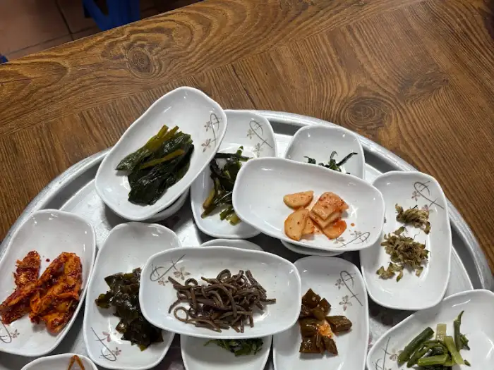 다양한 울릉도 산나물 반찬이 차려진 모습