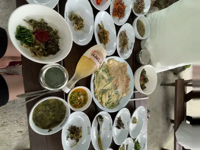 산채비빔밥과 오징어전, 씨껍데기술이 놓인 테이블