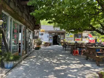 나리촌식당 외관과 야외 테이블석 풍경