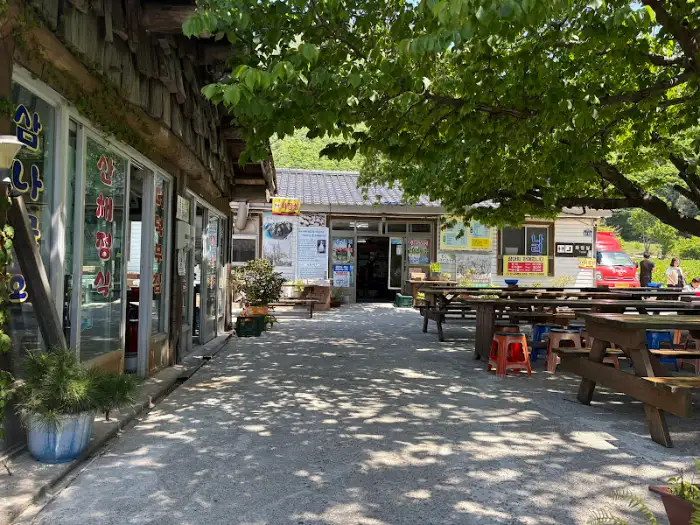 나리촌식당 외관과 야외 테이블석 풍경