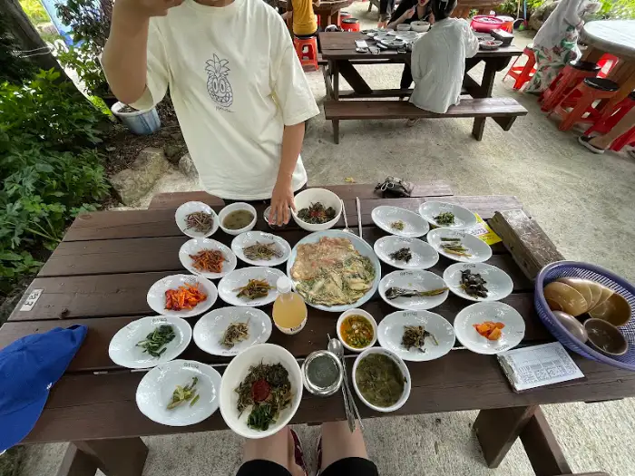 나리촌식당 테이블에 가득 차려진 음식들