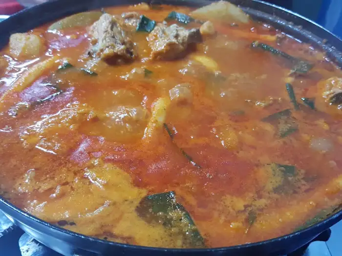 나연식당 닭볶음탕의 걸쭉한 국물과 큼직한 닭고기 조각