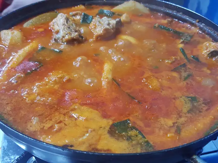 나연식당 닭볶음탕의 걸쭉하고 먹음직스러운 국물과 건더기 모습