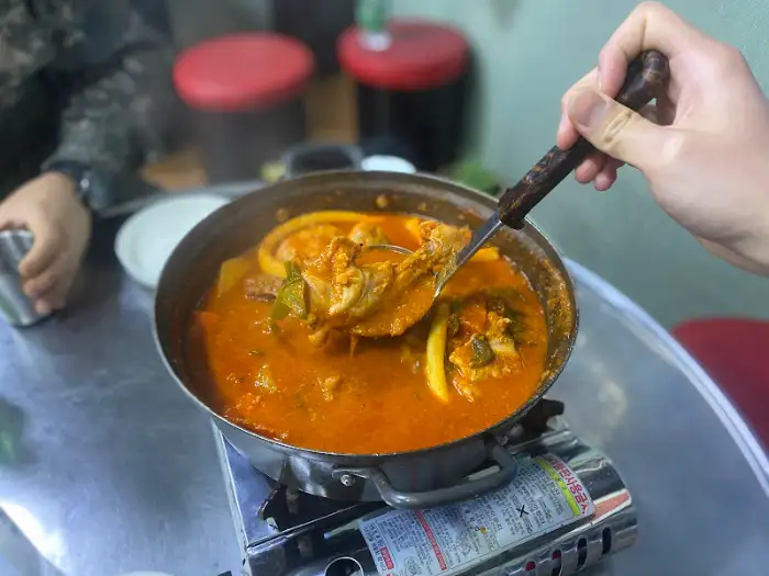 나연식당 닭볶음탕 국자로 떠내는 푸짐한 닭고기와 채소