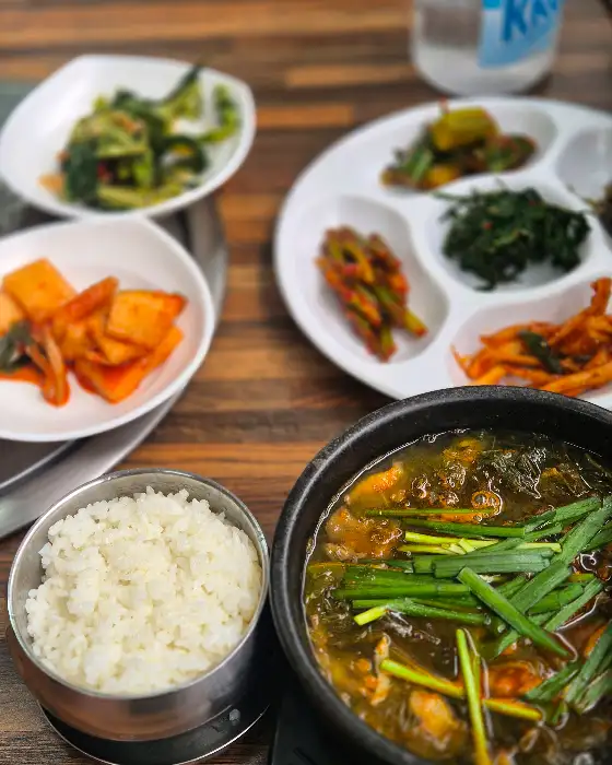 옥선가숯불닭갈비막국수의 먹음직스러운 비빔막국수와 밥, 해장국