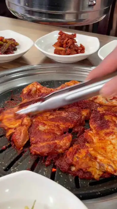 옥선가숯불닭갈비막국수에서 숯불 위에서 구워지고 있는 닭갈비