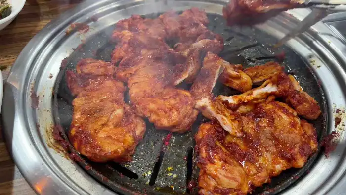 잘 구워진 숯불 닭갈비와 다양한 밑반찬이 함께 나온 상차림