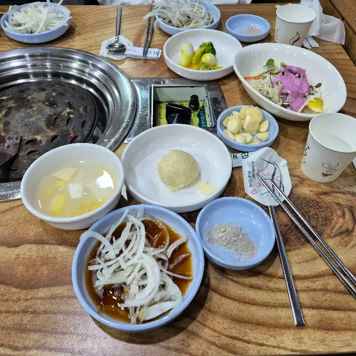 OK식육점식당에서 제공되는 푸짐한 밑반찬과 된장찌개