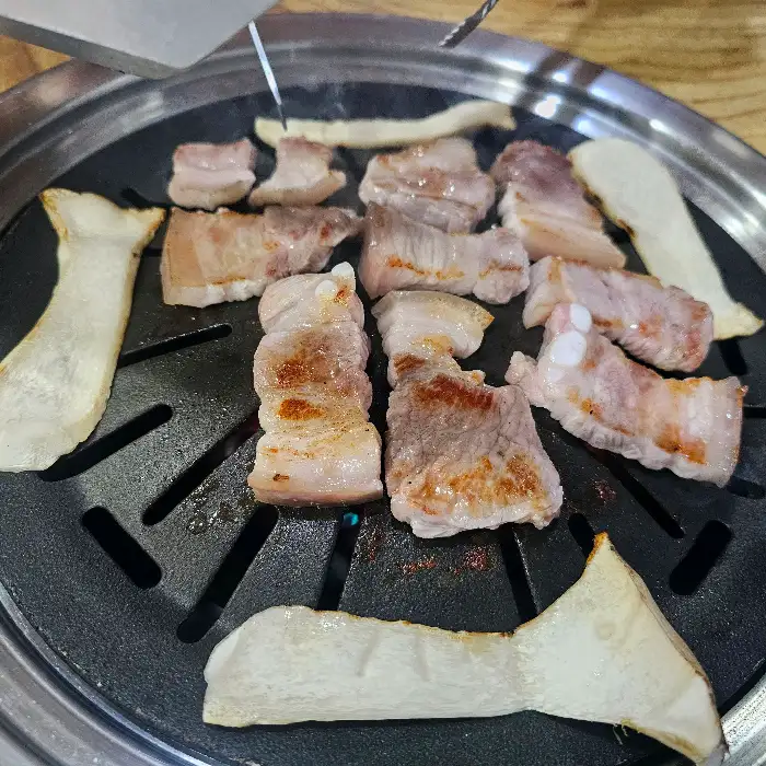 OK식육점식당의 먹음직스럽게 구워진 삼겹살