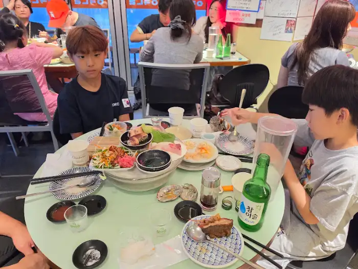 오키나라에서 식사 중인 가족 모습