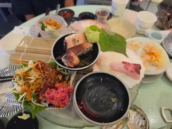 오키나라의 푸짐한 해산물 한상차림