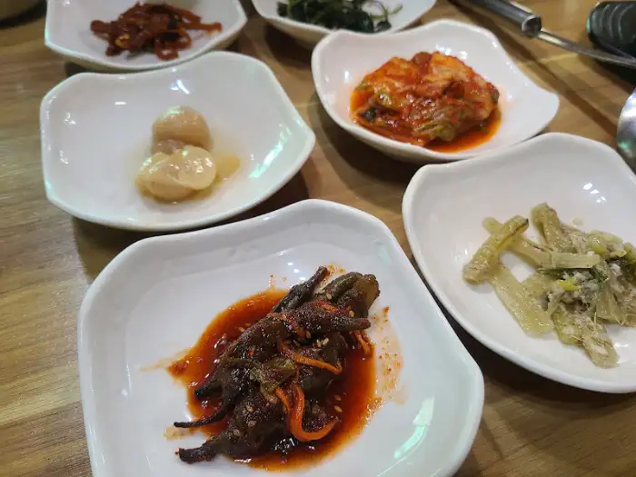 옛날식당의 푸짐한 밑반찬, 정갈하고 다양한 구성