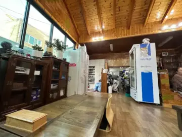 괴산 옛날식당: 집밥 같은 푸짐함과 따뜻함이 있는 곳 옛날식당 내부 전경, 나무 천장과 넓은 테이블이 인상적인 공간